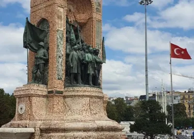Taksim Square & Istiklal Street Walking Tour with Audio Guide — photo 2